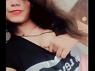 Indian girl showing tits! Trending video